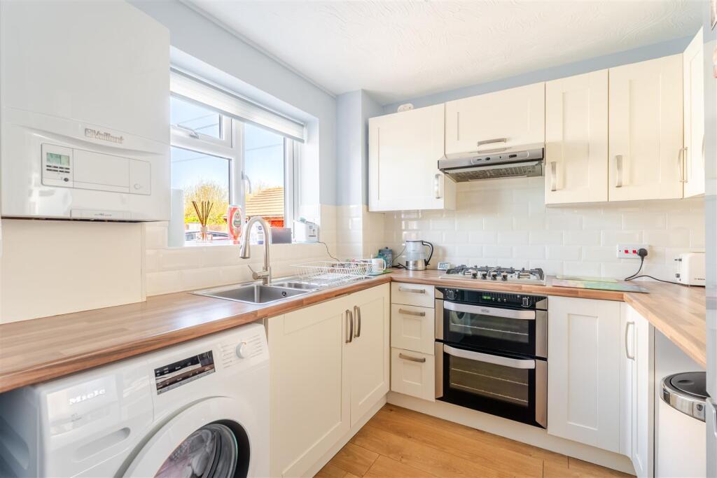 A beautifully presented end of terrace home located close to amenities / transport links in Locking Castle, Weston-super photo 3