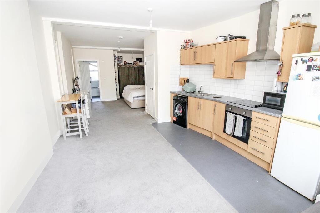 Apartment in Southend-on-Sea - More