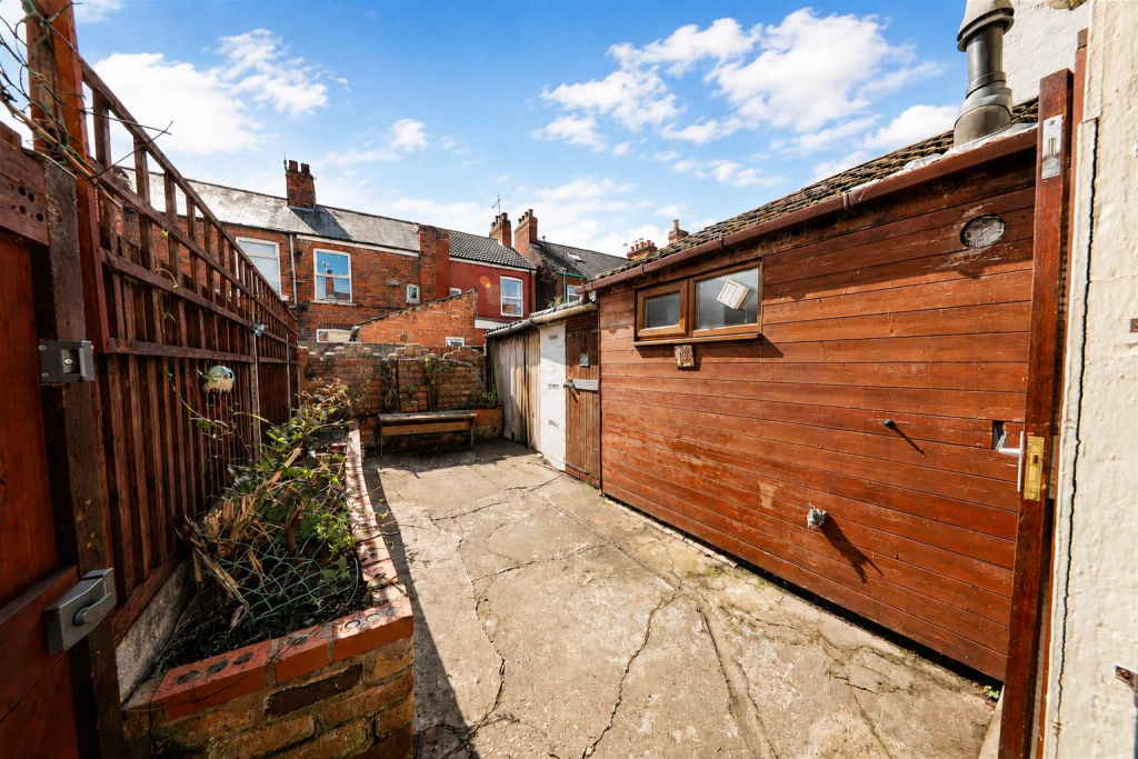 House in Hull - View 3