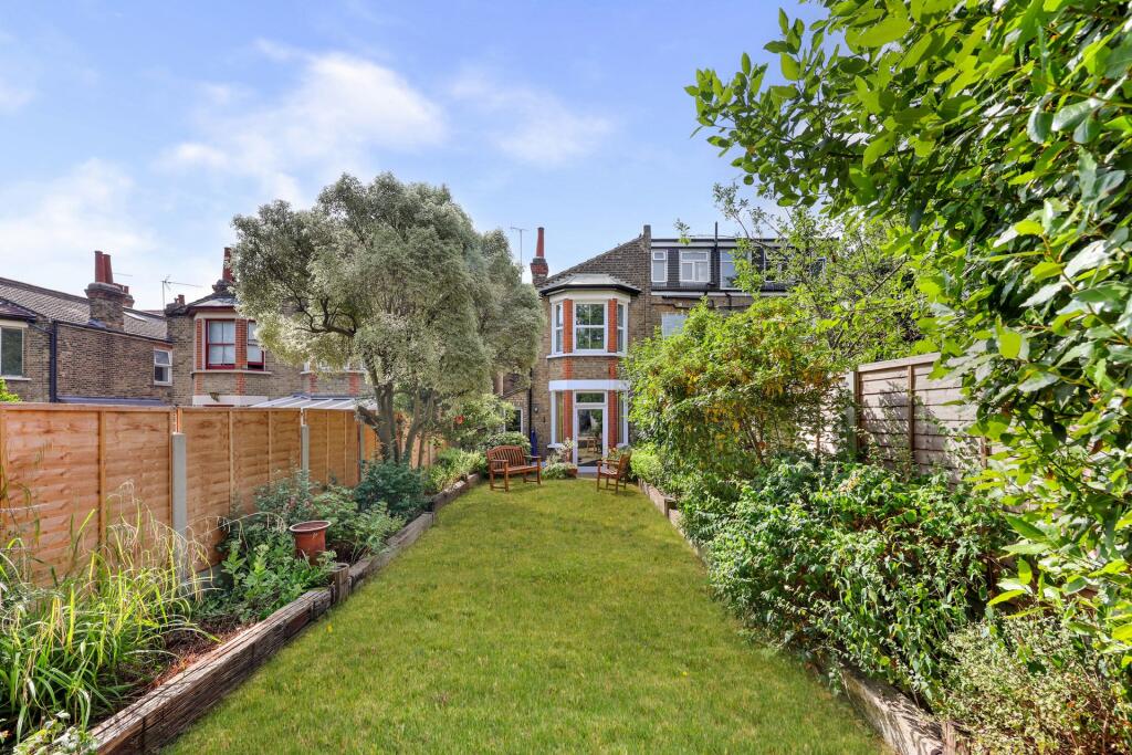 Chigwell Road, South Woodford, E18 photo 4