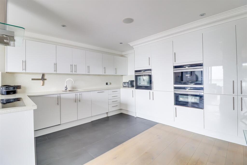 Apartment in Southend-on-Sea, Essex - View 4