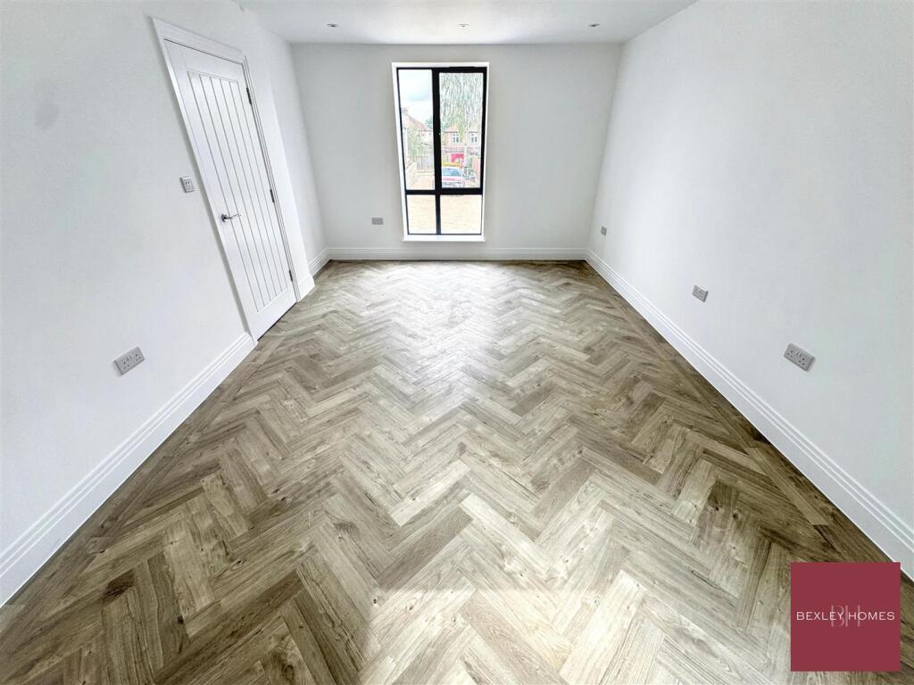 House in Dartford - More