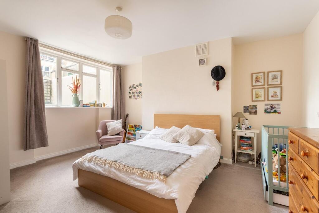 Apartment in Hove, Brunswick - More
