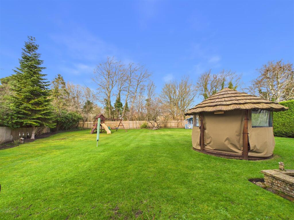 West End Gardens, Esher image 3