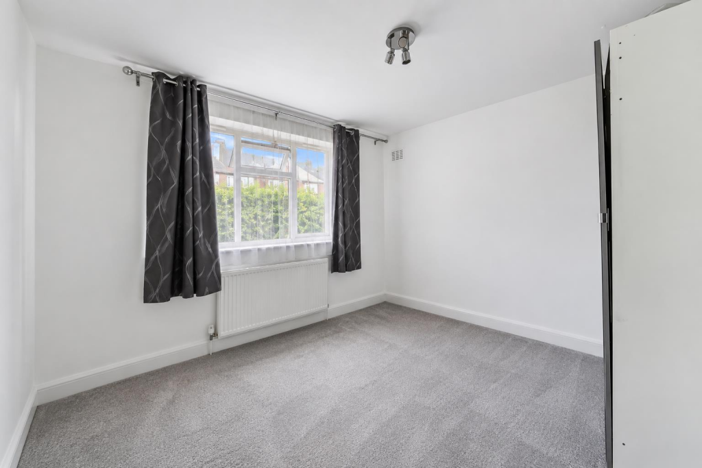 Apartment in Epsom and Ewell, Cuddington, Stoneleigh - View 4