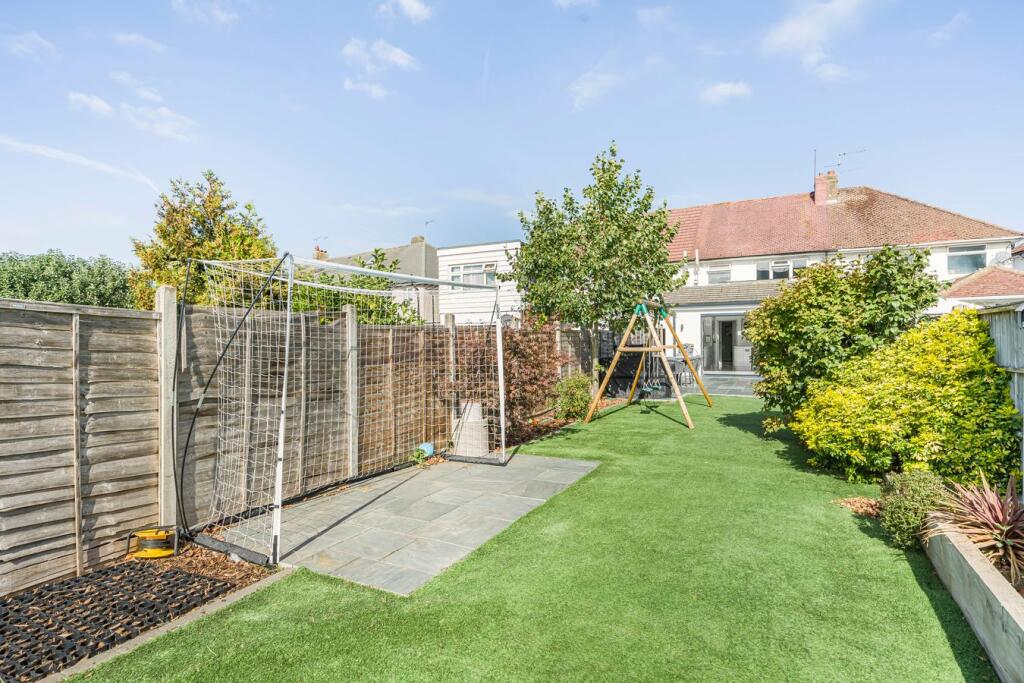 House in Sunbury-on-Thames, Sunbury Common, Kempton Park - View 4