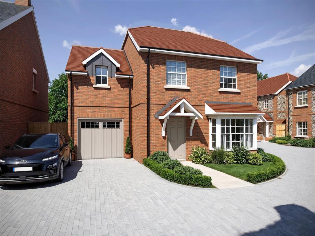 4-bed detached on The Lakes, Swanmore, £695,000