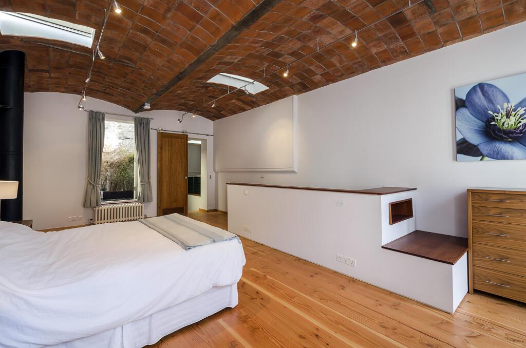 1 bedroom mews property for rent