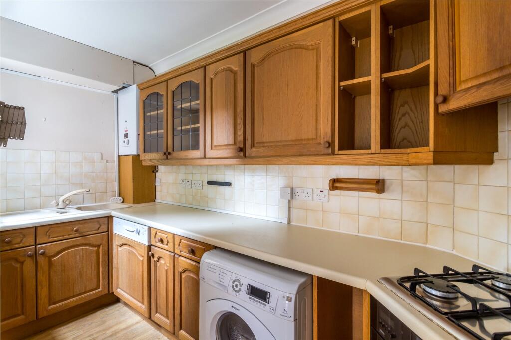 Apartment in Elmbridge, Claygate - More