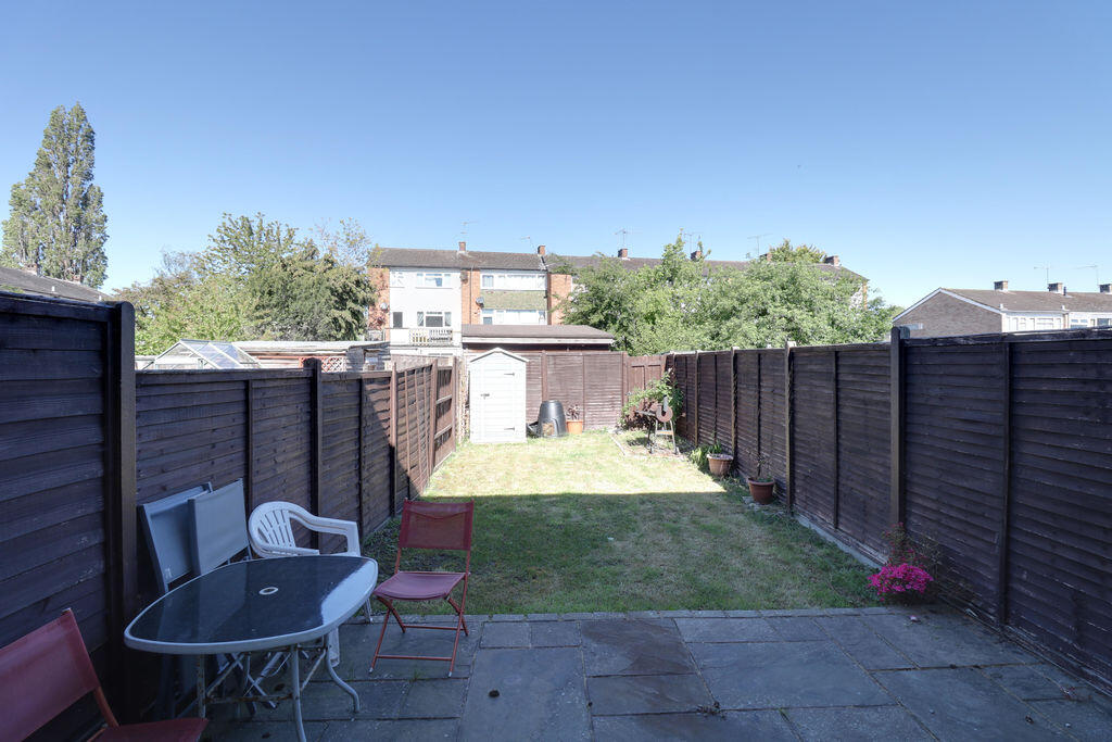 Ryecroft Gardens, Blackwater, Camberley photo 4