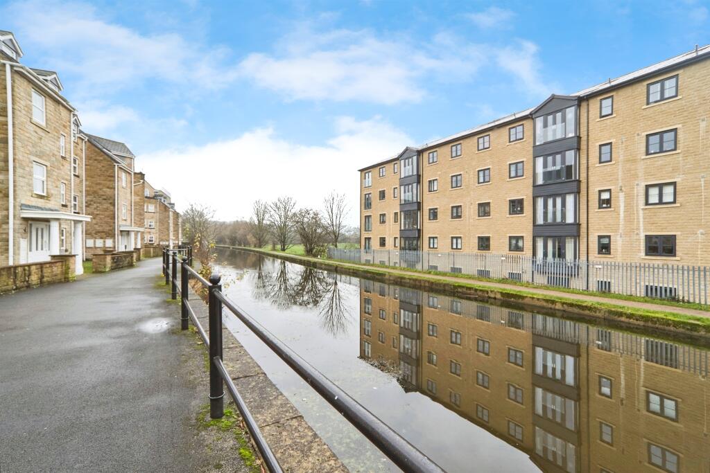 Waters Walk, Bradford photo 4