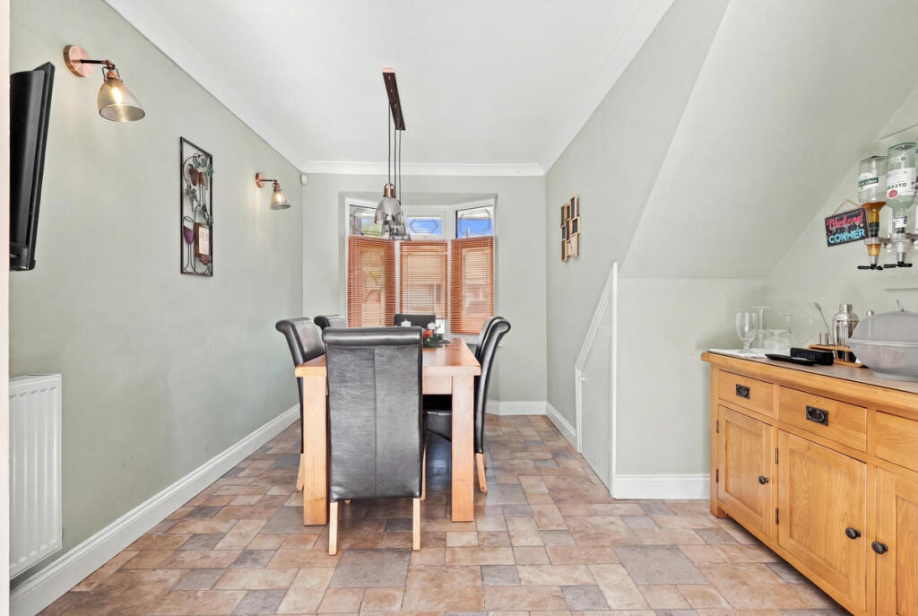 House in Castle Point, Thundersley - More