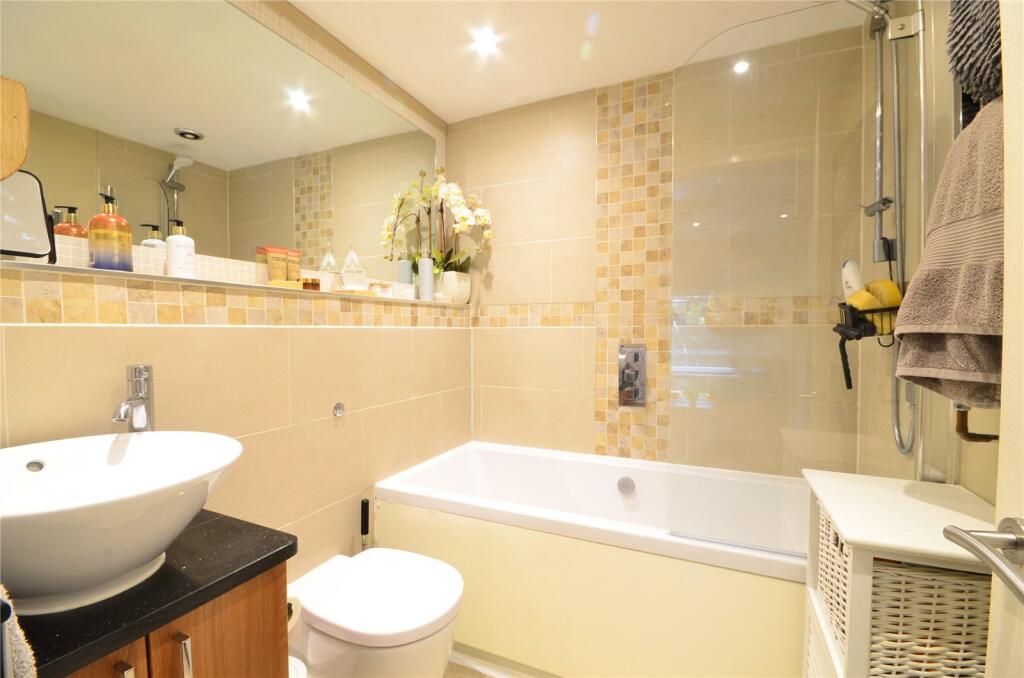Apartment in Redhill - More