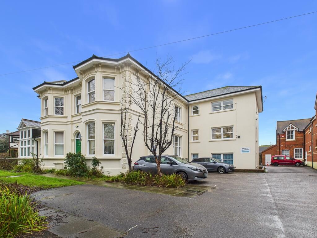 Main image of property: 6 Farncombe Road, Worthing, West Sussex, BN11 2BE