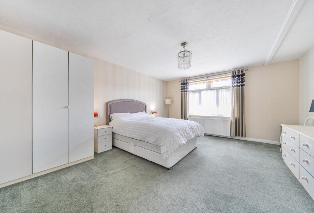 House in Romford - More