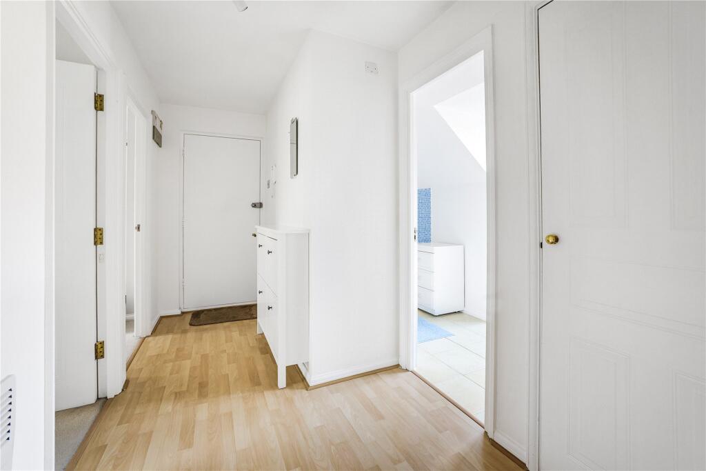 Apartment in Woking, Knaphill - More