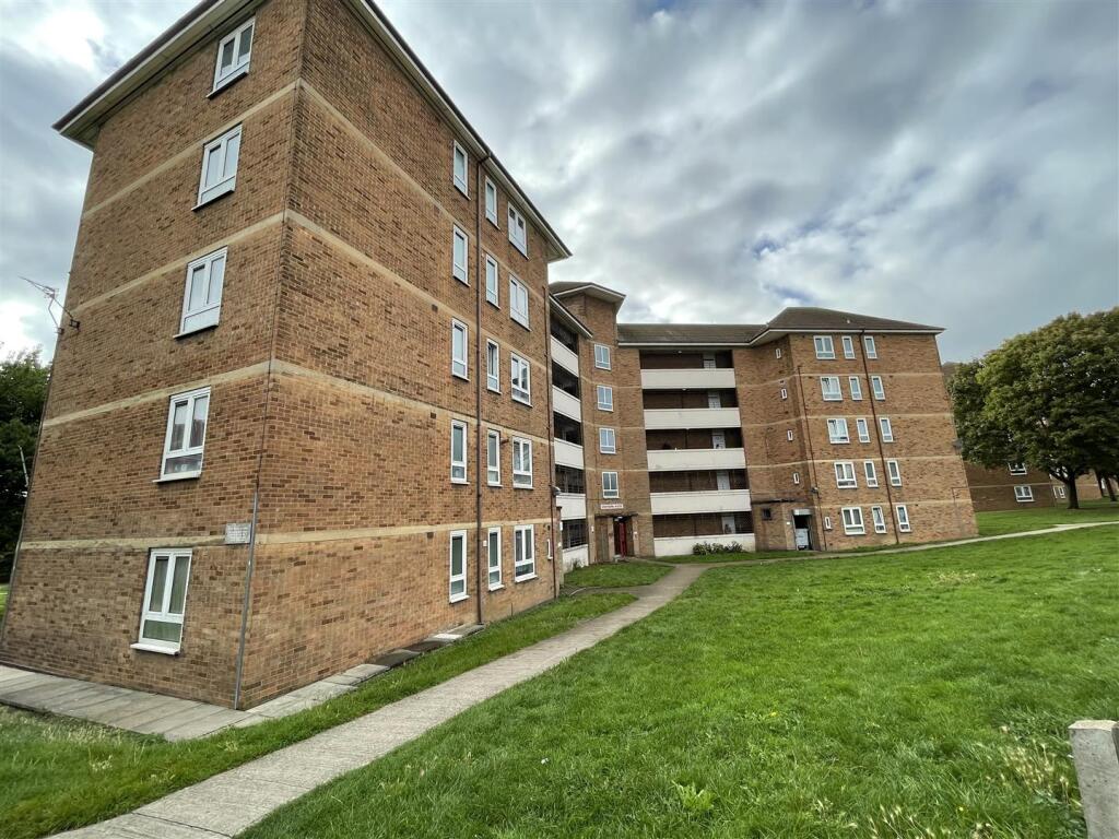 2-bed flat on Aikman Avenue, Leicester, £90,000