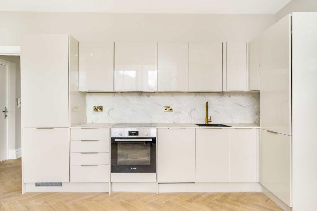Apartment in London, Silchester Estate, North Kensington - View 3