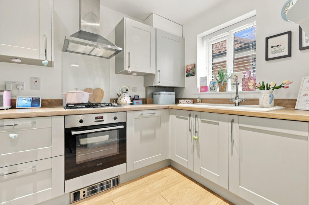 House in Rochford, Elizabeth Gardens - View 3