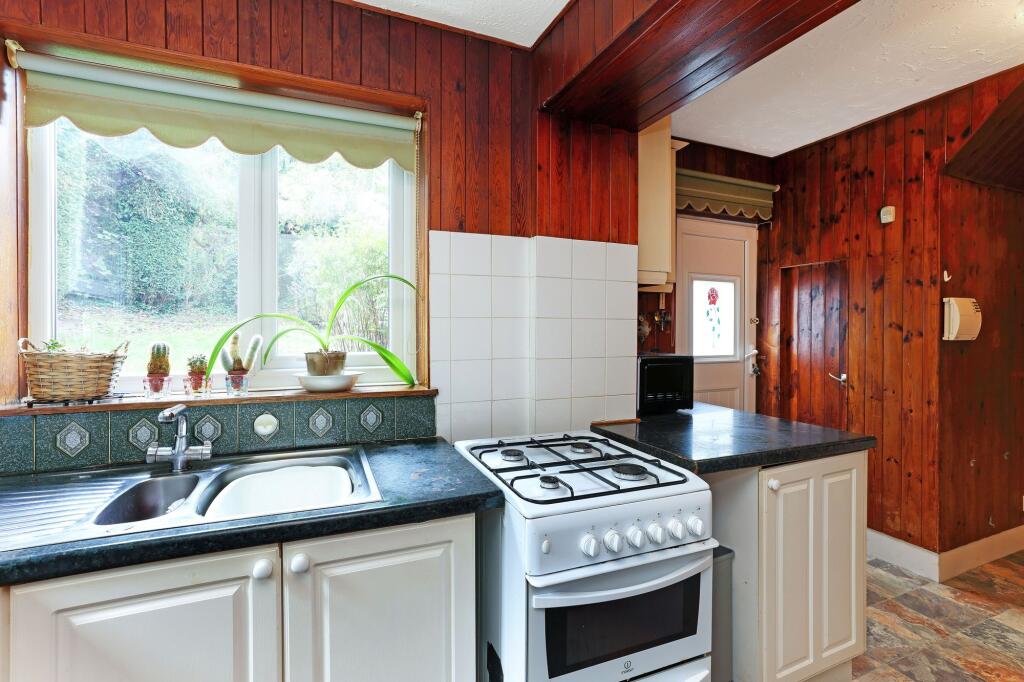 House in Wakefield, Sandal - More