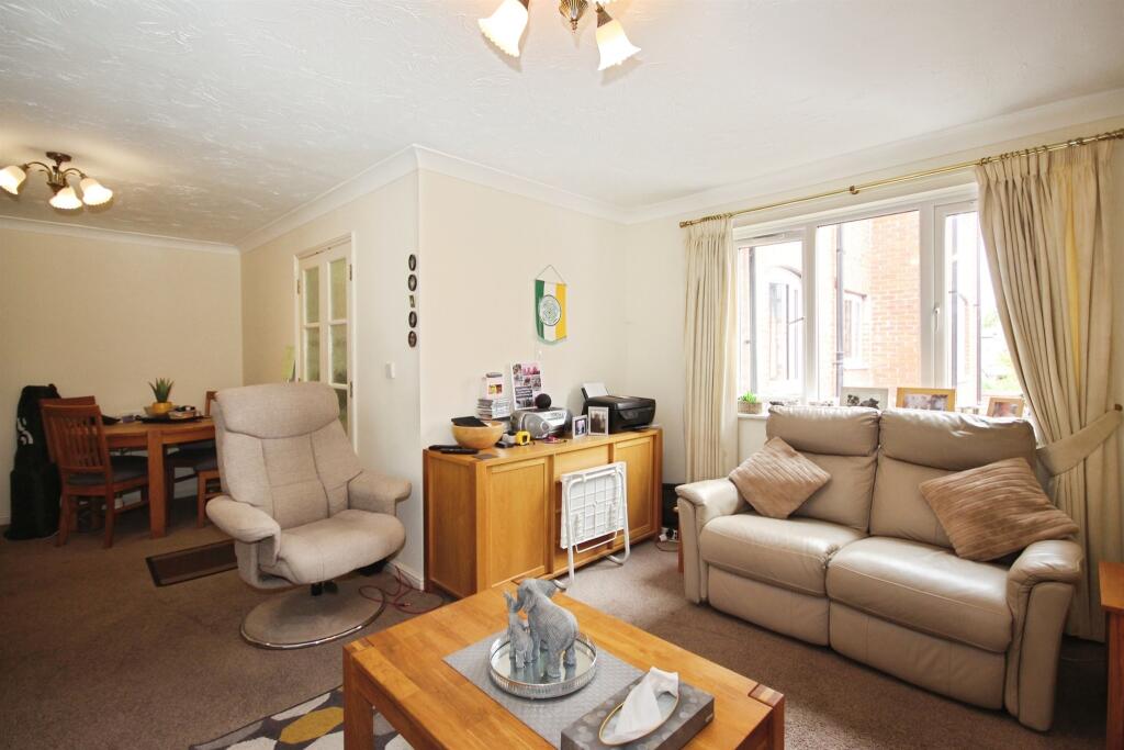 Apartment in Warwick - View 4