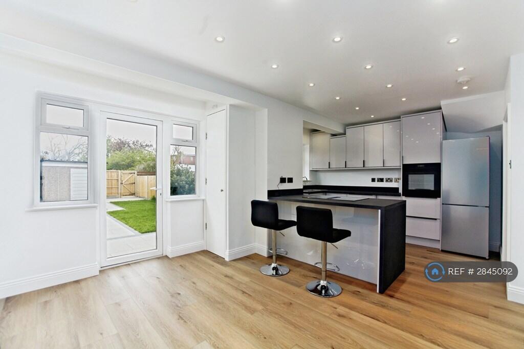 Main image of property: Brockenhurst Way, London, SW16