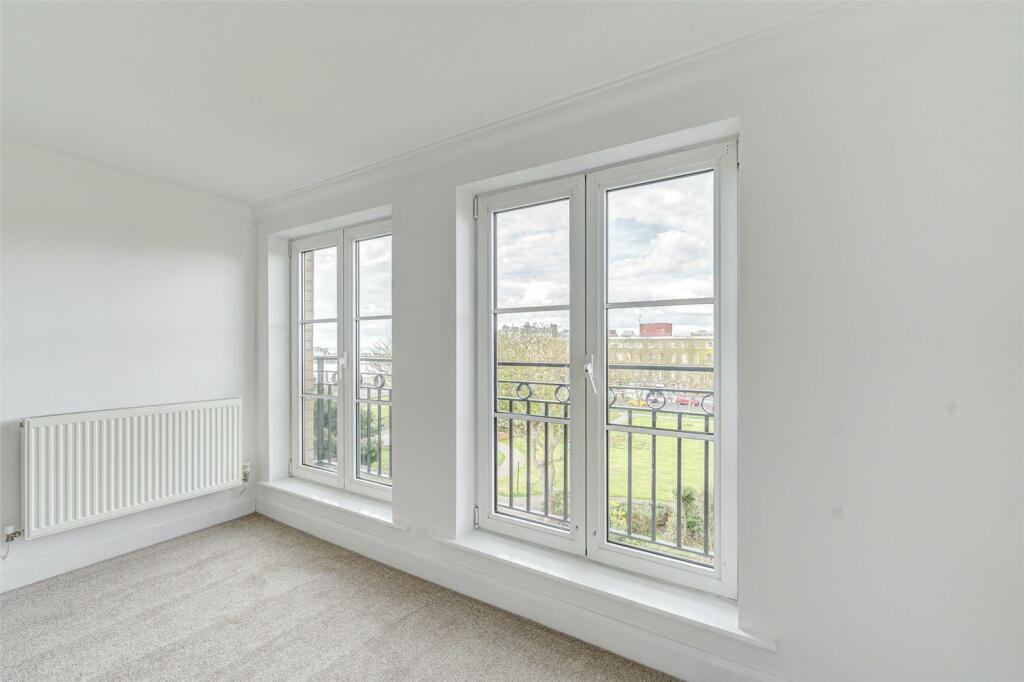 Apartment in Worthing, West Sussex - More