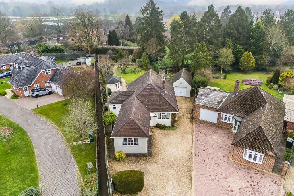 3-bed detached on Poplar Grove, Kennington, OX1, £575,000