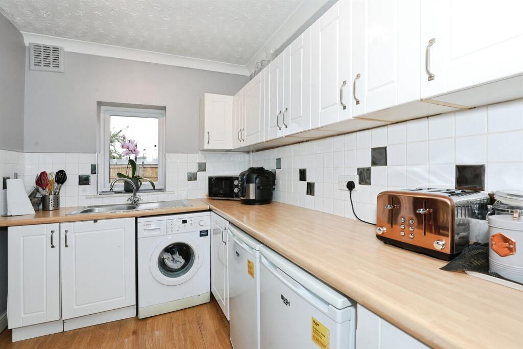 Mount Pleasant Road, Davenham, Northwich photo 3