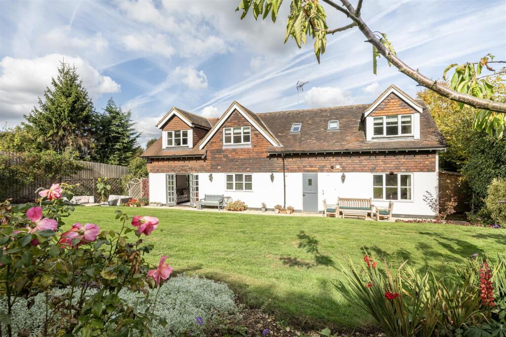 4-bedroom-detached-house-for-sale-in-high-street-whitwell-sg4