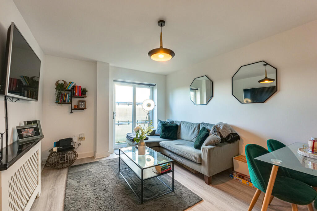 2-bed flat on London Road, Leigh-on-sea, SS9, £250,000