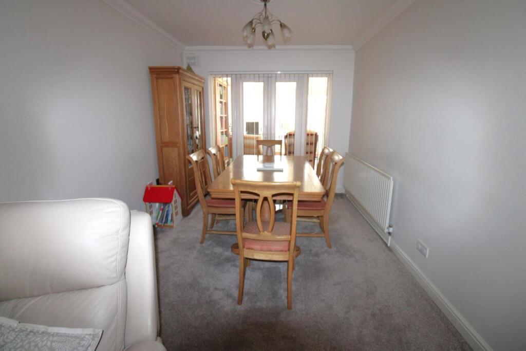Peterborough Avenue, Upminster, Essex photo 3