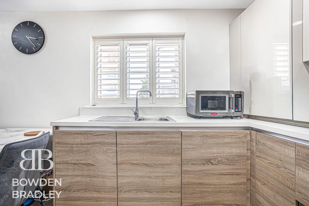 Apartment in Ilford - View 4