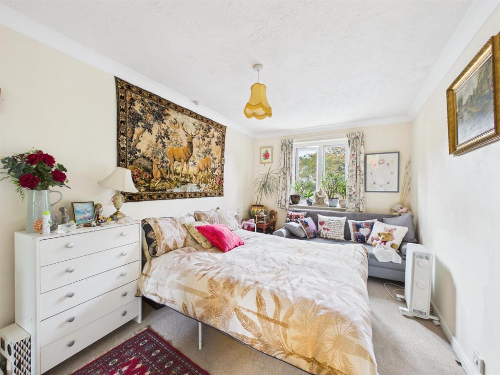 Apartment in Croydon - View 5