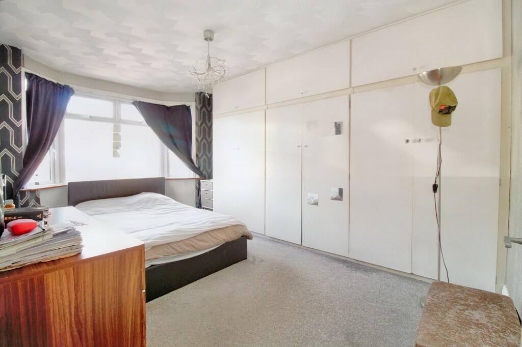 Waverley Gardens, Grays, Essex, RM16 photo 4