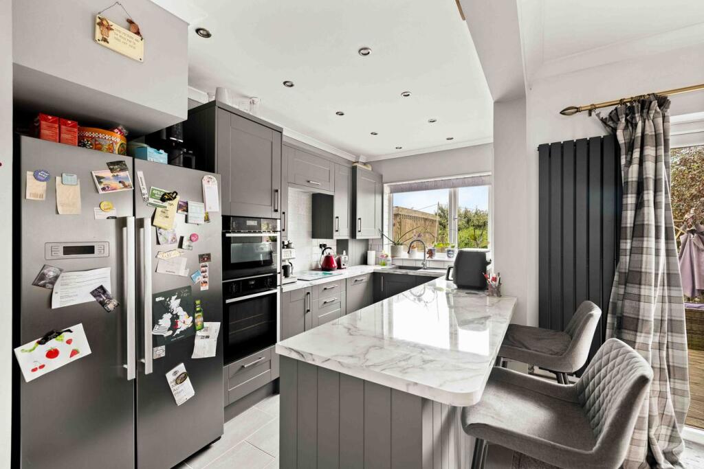 House in Folkestone, Cheriton - More