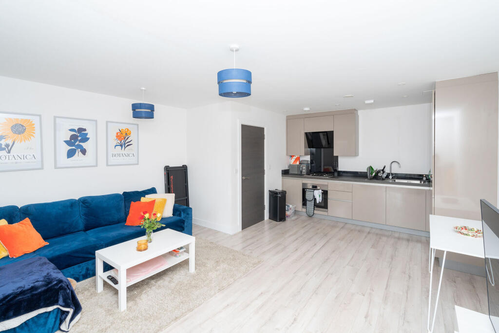 Apartment in Watford, Hertfordshire - View 4
