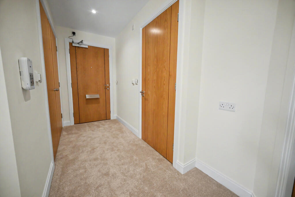 Apartment in Wolverhampton, Tettenhall - More