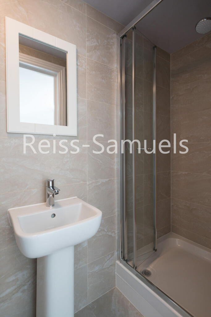 6 bedroom semi-detached house for rent