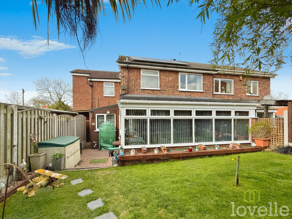 3-bed semi-detached on High Street, Walkeringham, DN10, £250,000