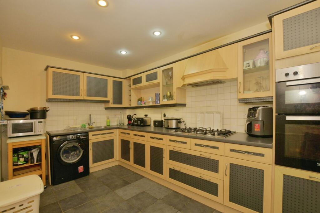 Hereford Close, Kennington, Ashford, Kent, TN24 photo 3