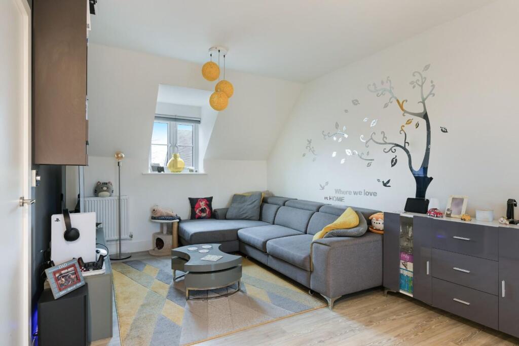 Apartment in Reigate and Banstead, Nork - View 3