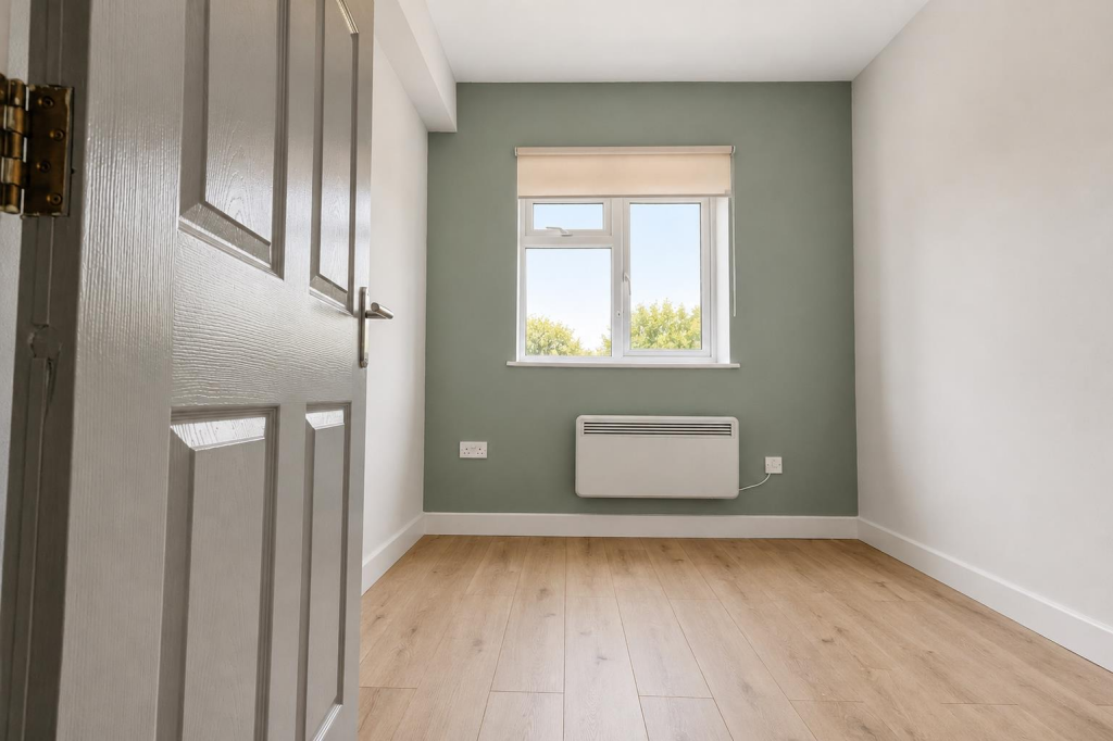 Apartment in Chatham, Luton - View 5