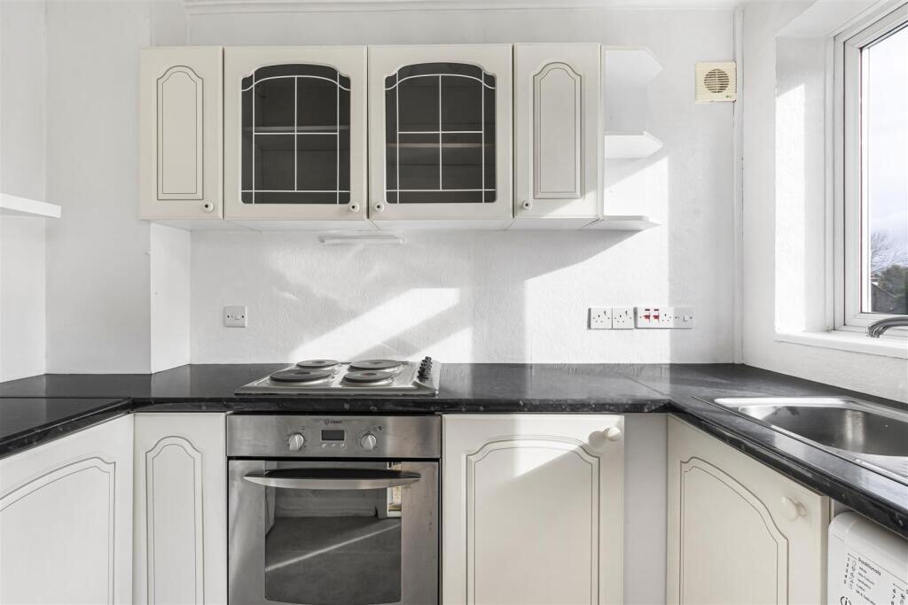 Apartment in London, London Borough of Bromley - View 2