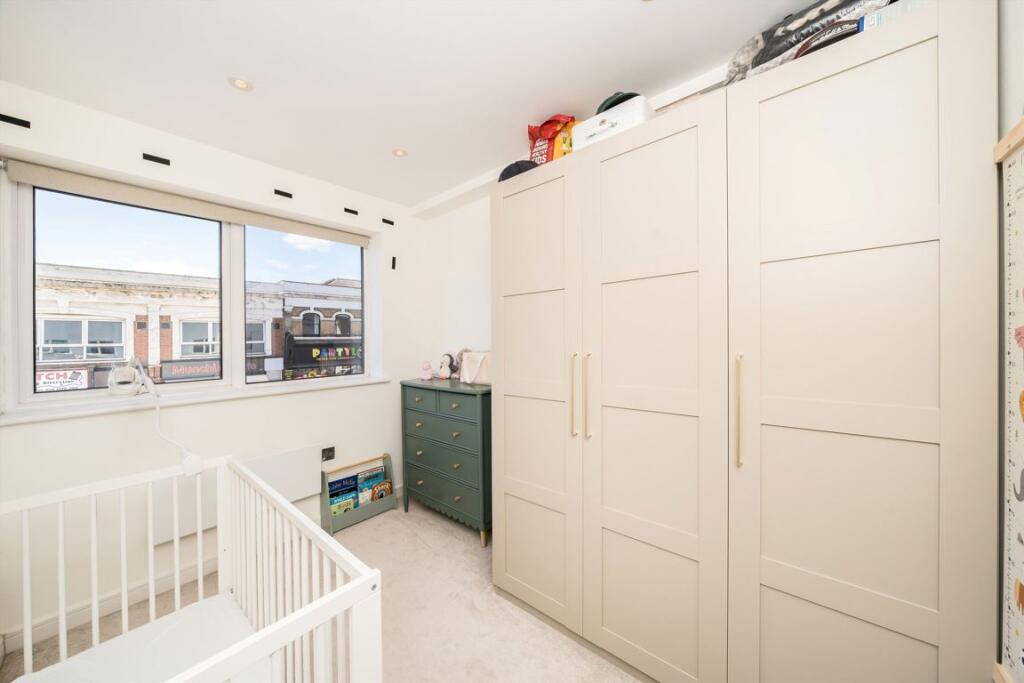 Apartment in Kingston upon Thames - View 4