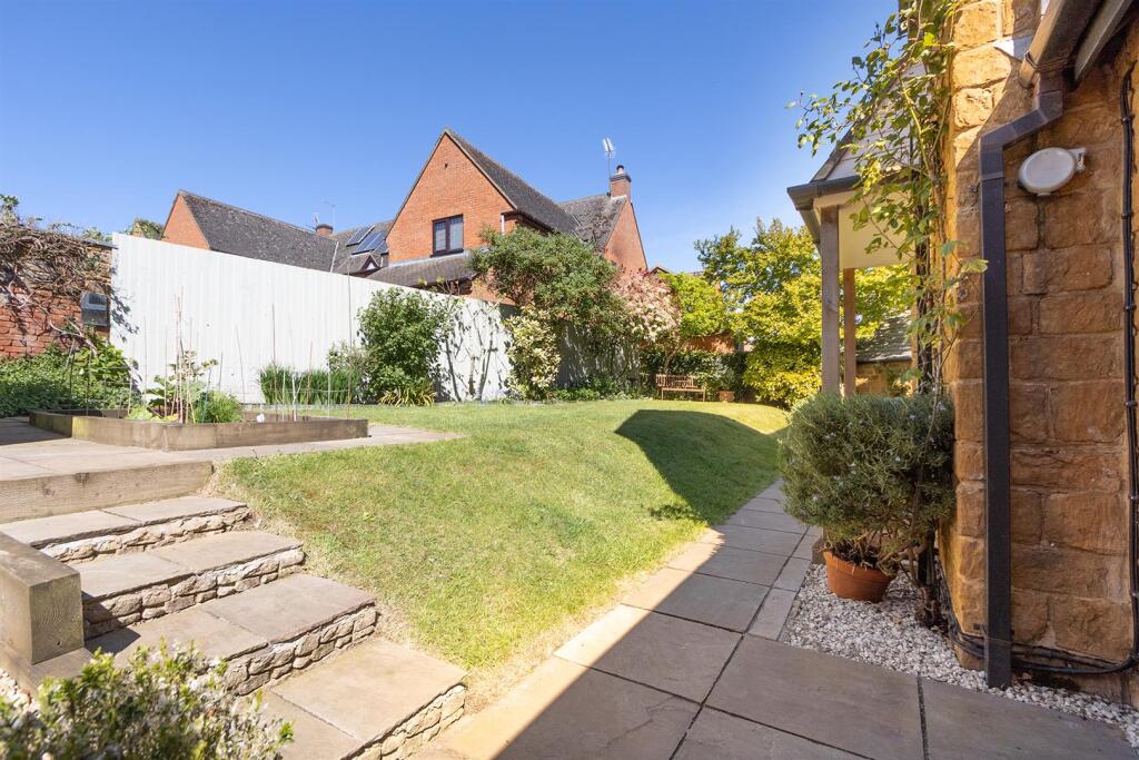 House in Eydon, West Northamptonshire - More
