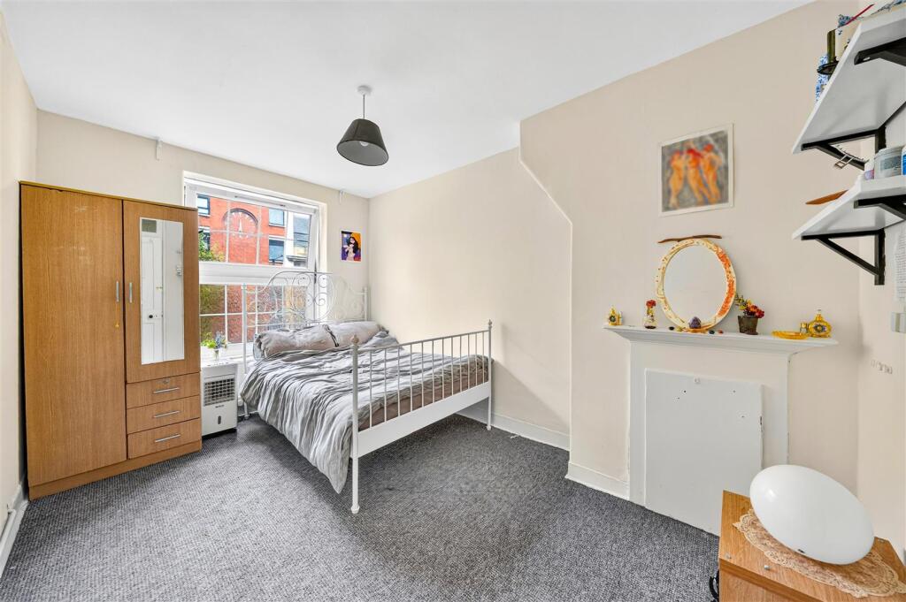 Apartment in London - More