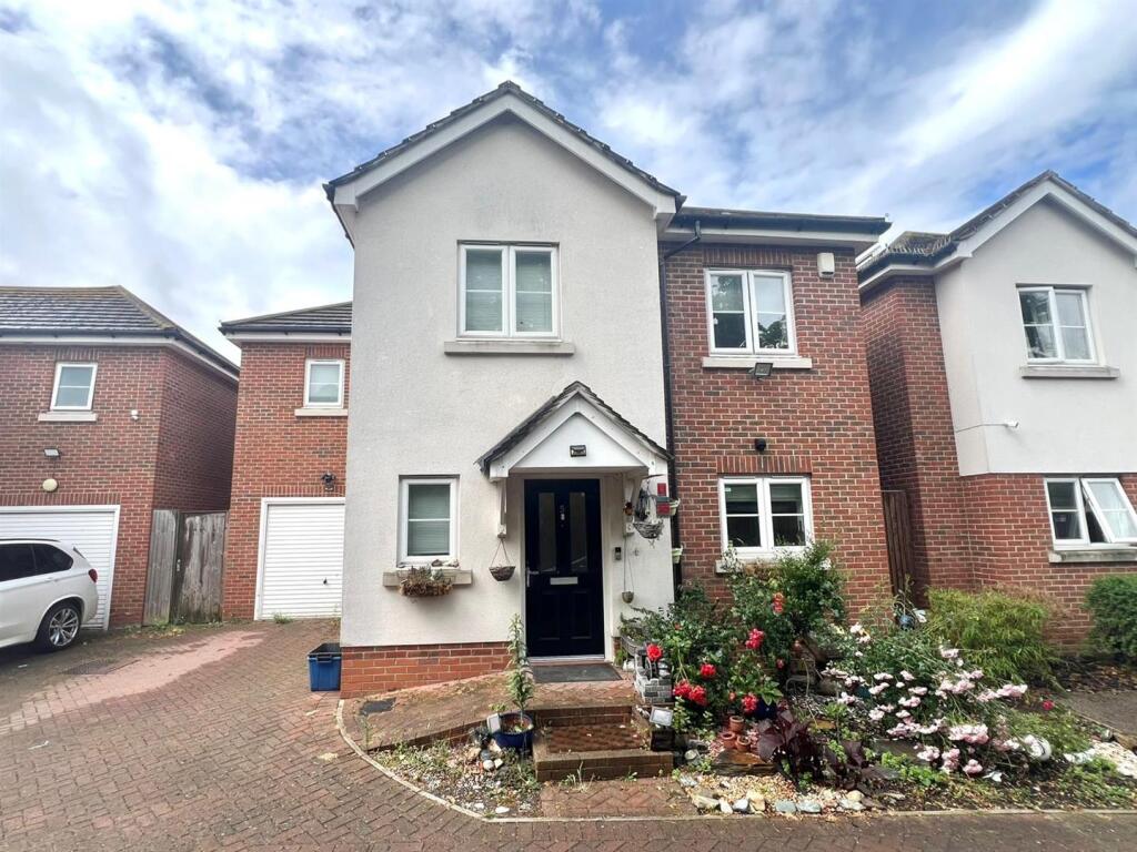 Main image of property: 3 Bedroom Detached House, Lindale Close, Ilford - £3600 PCM