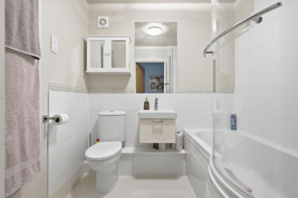 Apartment in Sunninghill - More