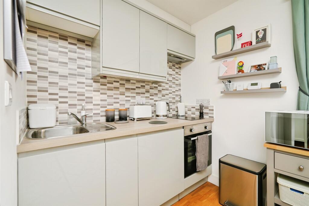 Apartment in South Oxfordshire, Didcot - View 3